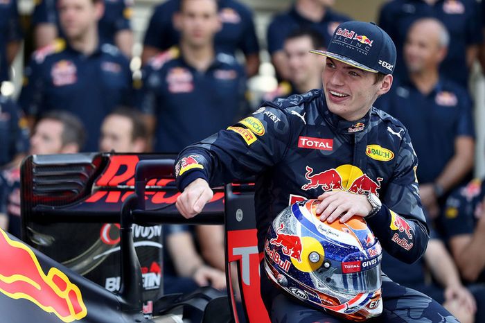 Max Verstappen, Red Bull Racing en una fotografía de equipo