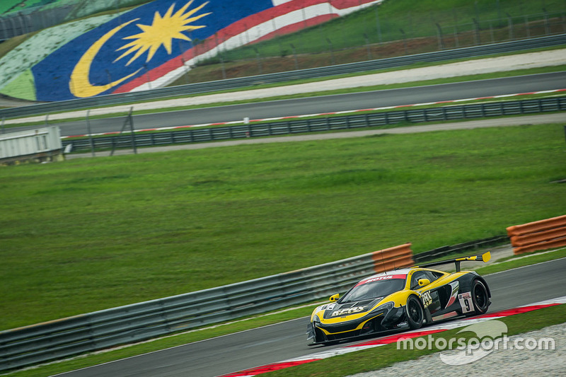#9 Flying Lizard Motorsports / K-PAX Racing McLaren 650 S GT3: Alvaro Parente, Shane Van Gisbergen,