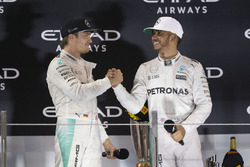 EL campeón del Mundo Nico Rosberg, de Mercedes AMG F1 estrecha las manos con su compañero ganado de