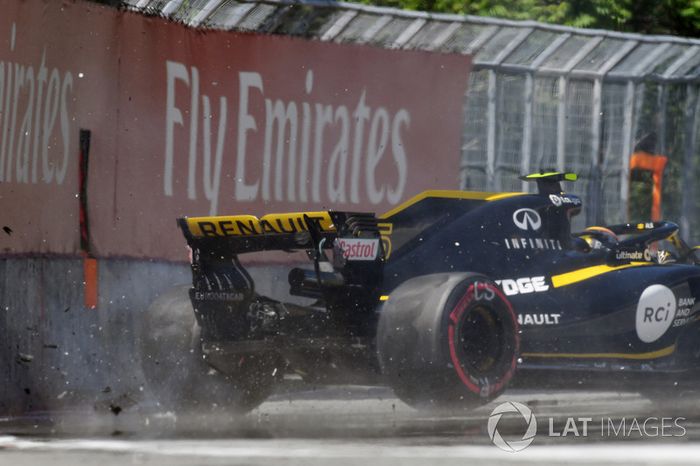 Carlos Sainz Jr., Renault Sport F1 Team R.S. 18 pega contra el muro en la PL2
