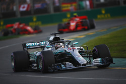 Lewis Hamilton, Mercedes AMG F1 W09, Kimi Raikkonen, Ferrari SF71H, y Sebastian Vettel, Ferrari SF71H