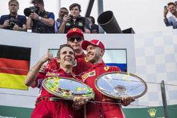 Podyum: Inaki Rueda, Ferrari Yarış Stratejisti, Sebastian Vettel, Ferrari ve Kimi Raikkonen, Ferrari