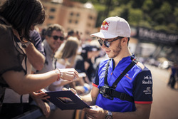 Pierre Gasly, Scuderia Toro Rosso taraftarlara imza dağıtıyor