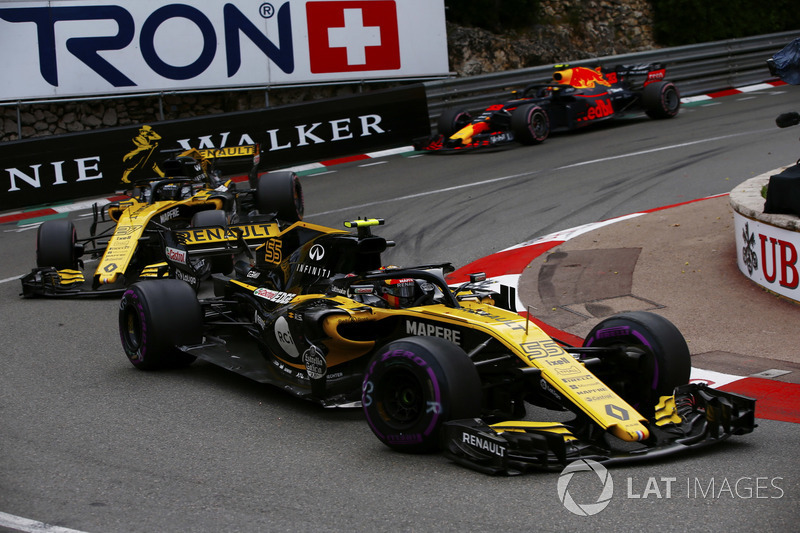 Carlos Sainz Jr., Renault Sport F1 Team R.S. 18, leads Nico Hulkenberg, Renault Sport F1 Team R.S. 18 and Max Verstappen, Red Bull Racing RB14