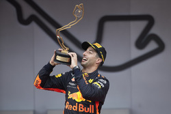 Racewinnaar Daniel Ricciardo, Red Bull Racing, met zijn trofee