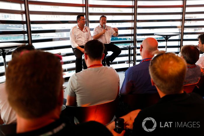 Zak Brown, director ejecutivo de McLaren Technology Group y Eric Boullier, director de carreras de McLaren, hablan con los medios