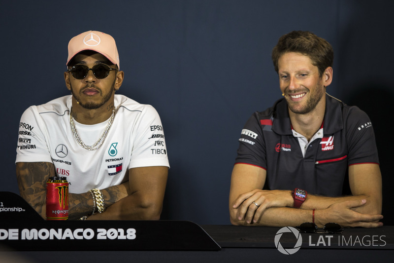 Lewis Hamilton, Mercedes-AMG F1 et Romain Grosjean, Haas F1 lors de la conférence de presse
