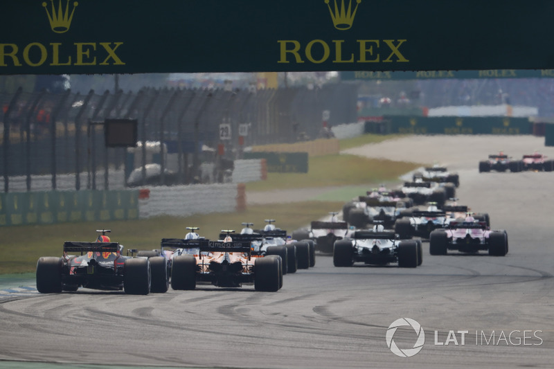 Daniel Ricciardo, Red Bull Racing RB14, derrière une McLaren