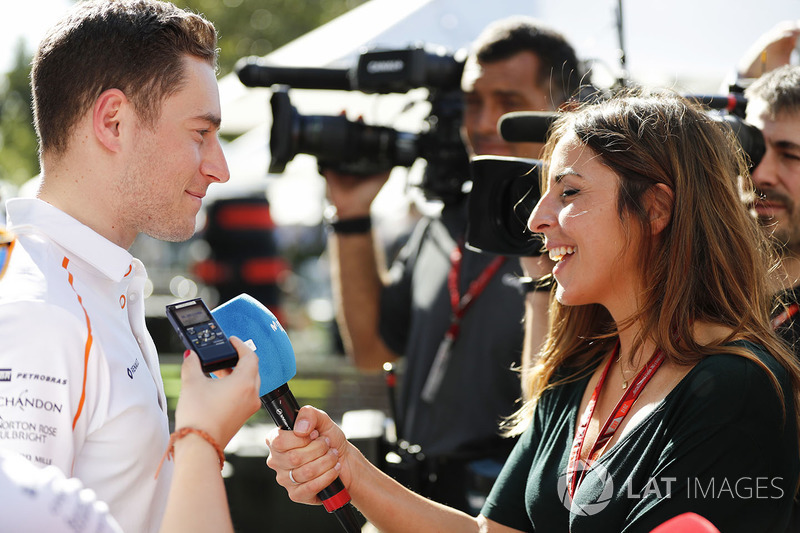 Stoffel Vandoorne, McLaren, viene intervistato