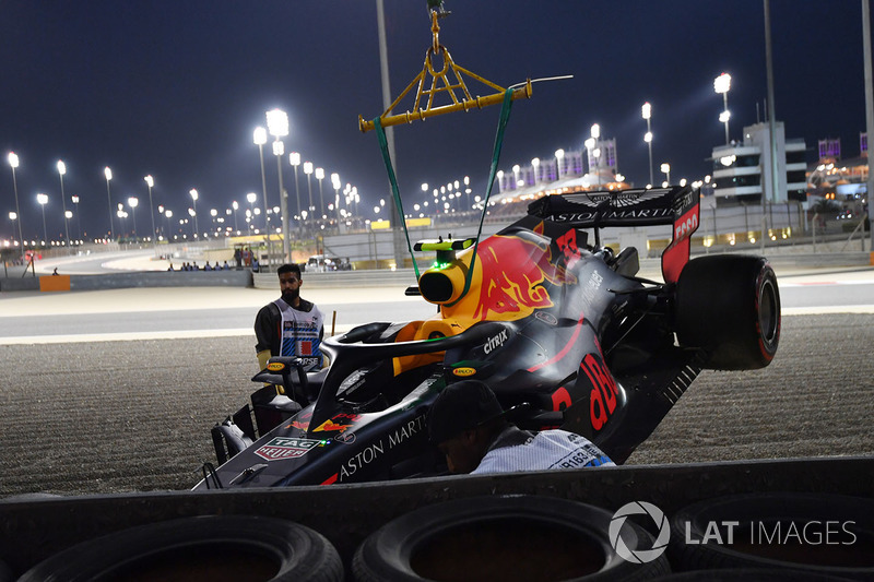 The crashed car of Max Verstappen, Red Bull Racing RB14 is recovered in Q1