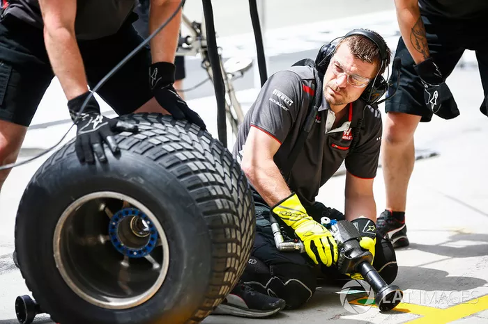 Mecánico de Haas durante la práctica de un pit stop
