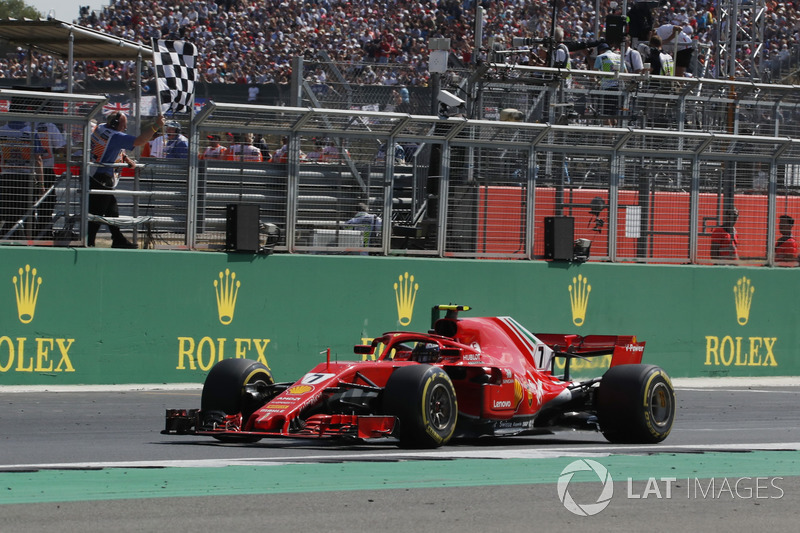 Kimi Raikkonen, Ferrari SF71H bajo la bandera a cuadros