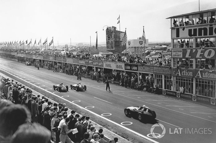 Juan Manuel Fangio, Maserati 250F, precede Stirling Moss, Vanwall VW10