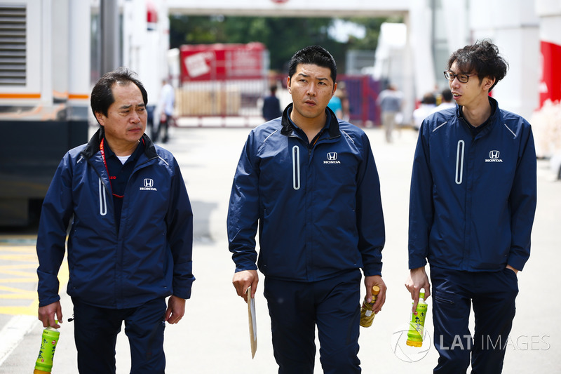 Toyoharu Tanabe, director técnico de F1 de Honda, llega al paddock con sus colegas