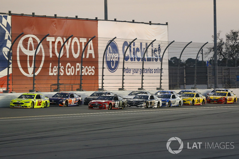 Ryan Blaney, Team Penske Ford Fusion en Kurt Busch, Stewart-Haas Racing Ford Fusion lead
