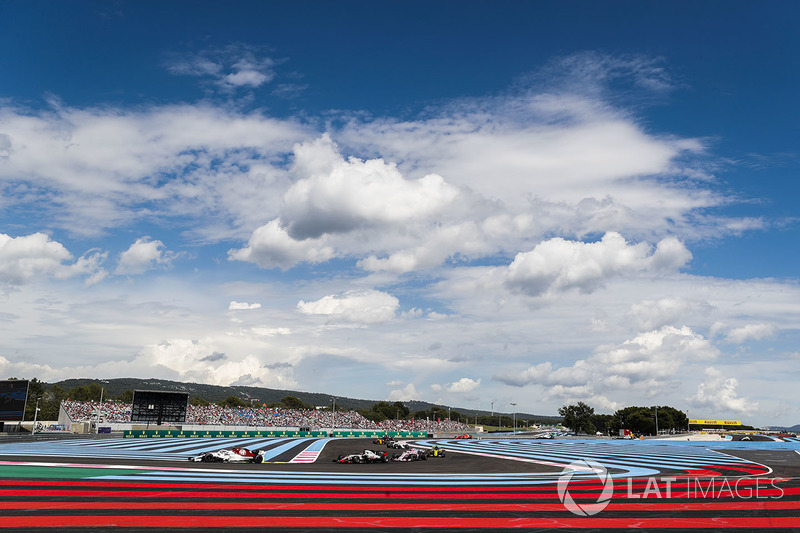 Marcus Ericsson, Sauber C37, Romain Grosjean, Haas F1 Team VF-18, y Sergio Perez, Force India VJM11