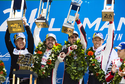 Sur le podium du classement général : les vainqueurs Sébastien Buemi, Kazuki Nakajima, Fernando Alonso, Toyota Gazoo Racing