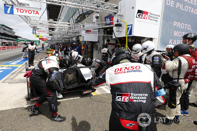 #7 Toyota Gazoo Racing Toyota TS050: Mike Conway, Kamui Kobayashi, Jose Maria Lopez pits with trouble