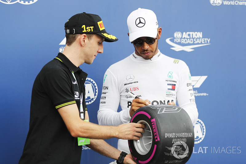 Pesepeda Simon Yates bersama Lewis Hamilton, pascakualifikasi