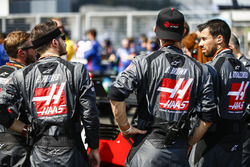 Haas F1 engineers at work on the grid