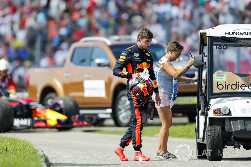 Max Verstappen, Red Bull Racing, est ramené au stand après son abandon