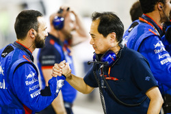 Toyoharu Tanabe, directeur technique, Honda, célèbre le bon résultat de Toro Rosso