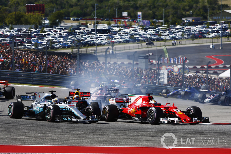 Départ : Lewis Hamilton, Mercedes AMG F1 W08, Sebastian Vettel, Ferrari SF70H en lutte