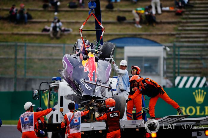 Oficiales de pista quitan los restos de las secuelas de un accidente de Daniil Kvyat, Red Bull Racin
