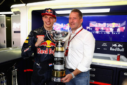 Макс Ферстаппен, Red Bull Racing празднует свою первую победу с отцом Йосом Ферстаппеном