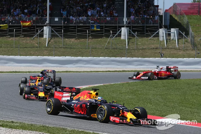 Daniel Ricciardo, ainda liderando a prova na imagem, perdeu a batalha para Sebastian Vettel na prova e a quarta posição no campeonato - os dois estão com 48 pontos, mas o germânico leva a melhor nos critérios de desempate.