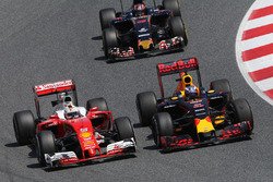 Daniel Ricciardo, Red Bull Racing RB12 e Sebastian Vettel, Ferrari SF16-H