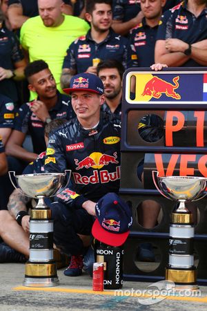 Ganador de la carrera Max Verstappen, Red Bull Racing celebra con el equipo
