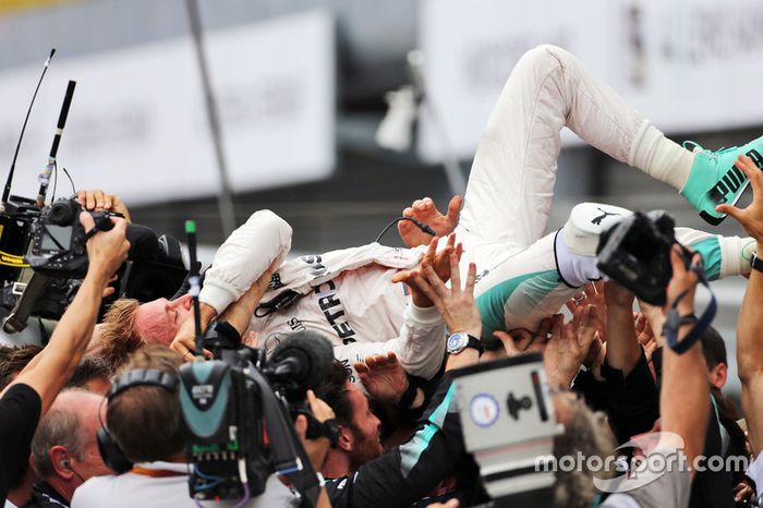 No final, Nico Rosberg venceu pela segunda vez consecutiva e foi para a galera.