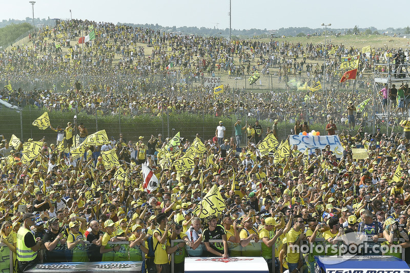 Des fans de Valentino Rossi, Yamaha Factory Racing