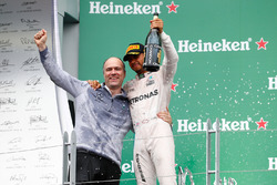 Sieger Lewis Hamilton, Mercedes AMG F1 feiert auf dem Podium