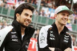 (Da sx a dx): Sergio Perez, Sahara Force India F1 con il compagno di squadra Nico Hulkenberg, Sahara