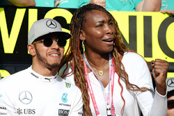 Слева направо: Льюис Хэмилтон, Mercedes AMG F1, и теннисистка Винус Уильямс