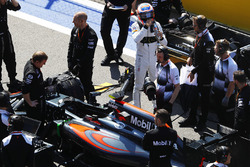 Jenson Button, McLaren MP4-31 sulla griglia di partenza