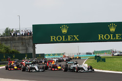 Start: Lewis Hamilton, Mercedes AMG F1 W07 Hybrid, führt