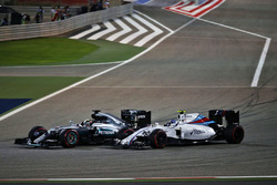Lewis Hamilton, Mercedes AMG F1 Team W07 en Valtteri Bottas, Williams FW38