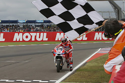 Андреа Довіціозо, Ducati Team катить мотоцикл через фінішну лінію