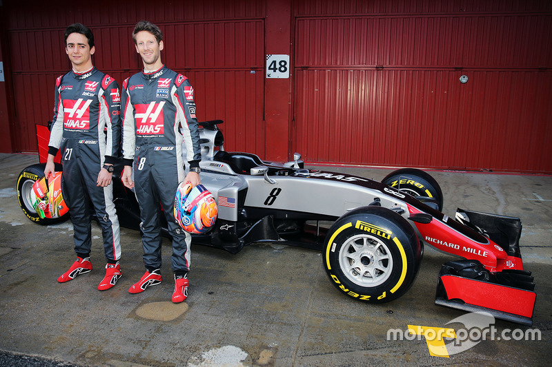 Esteban Gutiérrez, Haas F1 Team y Romain Grosjean, Haas F1 Team, presentan el Haas VF-16