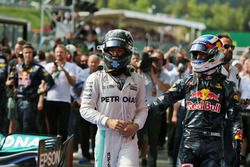 Ganador de la carrera Nico Rosberg, Mercedes AMG F1 y segundo colocado Daniel Ricciardo, Red Bull Ra