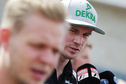 Nico Hulkenberg, Sahara Force India F1 et Kevin Magnussen, Renault Sport F1 Team avec les médias