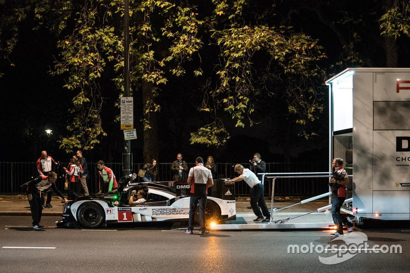 Merk Webber met de Porsche 919 Hybrid LMP1 in Londen