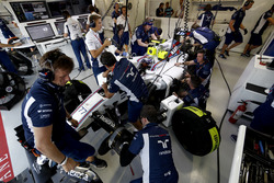 Trabajo en equipo en el coche de Valtteri Bottas, Williams FW38 Mercedes, en el garaje
