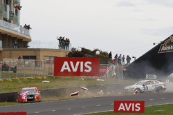 Crash: Garth Tander, Warren Luff, Holden Racing Team; Will Davison, Jonathon Webb, Tekno Autosports,