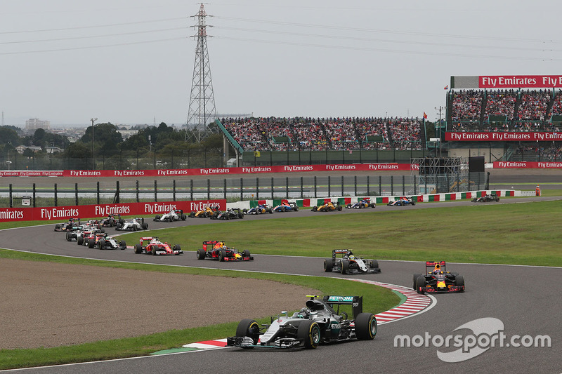 Nico Rosberg, Mercedes AMG F1 W07 Hybrid leads at the start of the race