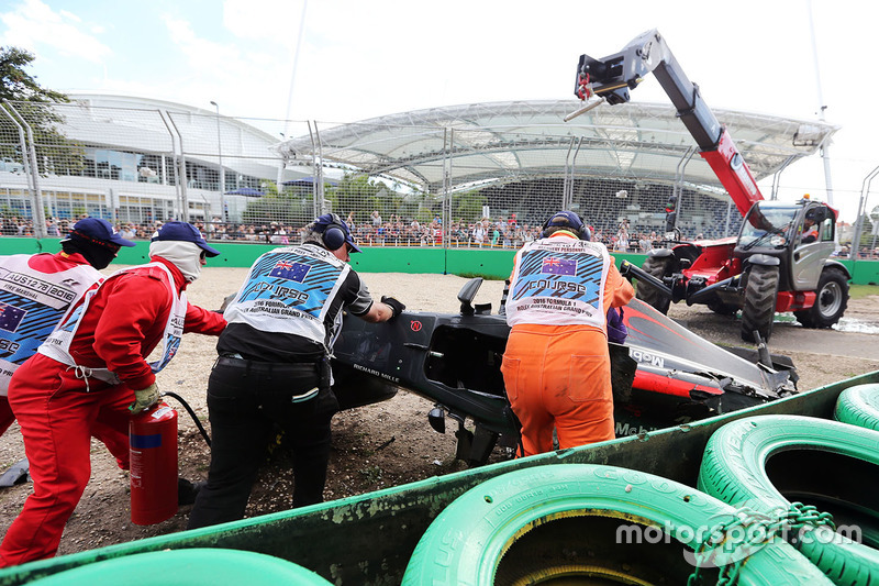 McLaren MP4-31 Фернандо Алонсо, McLaren прибрали з гравійної пастки після аварії