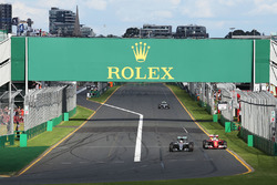 Льюис Хэмилтон, Mercedes AMG F1 Team W07 и Себастьян Феттель, Ferrari SF16-H - борьба за позицию